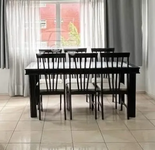Mesa de jantar retangular com seis cadeiras