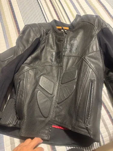 Vendo linda jaqueta r$1300 por 500 pouco uso .
