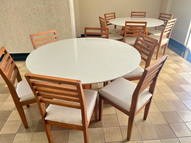 Mesa nova de madeira