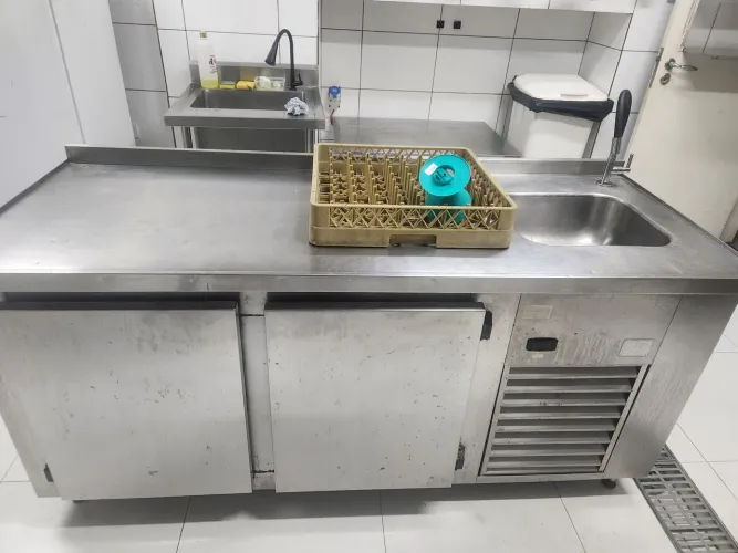 BALCÃO REFRIGERADO KOFISA EM AÇO INOX - 2 METROS - 2 PORTAS - PIA INTEGRADA BOM ESTADO