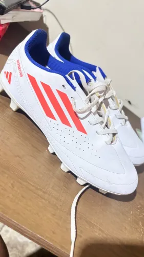 Chuteira adidas