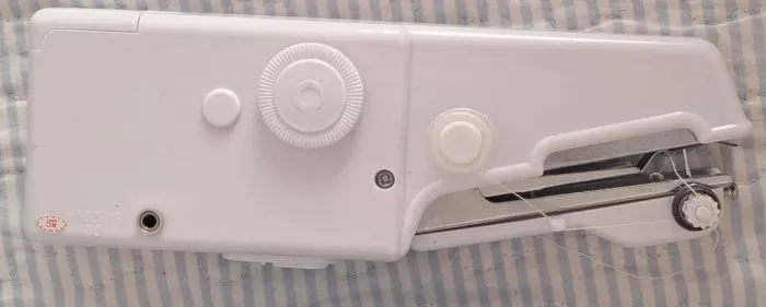 Mini máquina de costura portátil pouco usada