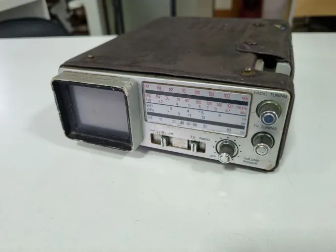 Antigo rádio TV portátil