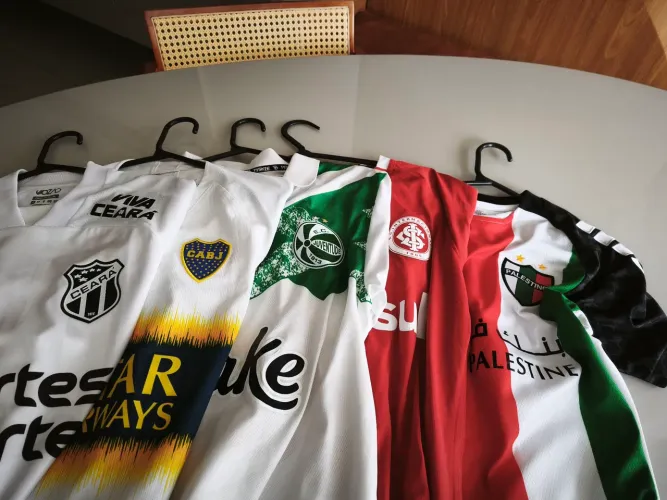 Camisas de times: Internacional, Ceará, Juventude, Boca Juniores, Palestino 