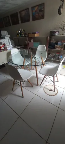 Mesa redonda de vidro com 4 cadeiras