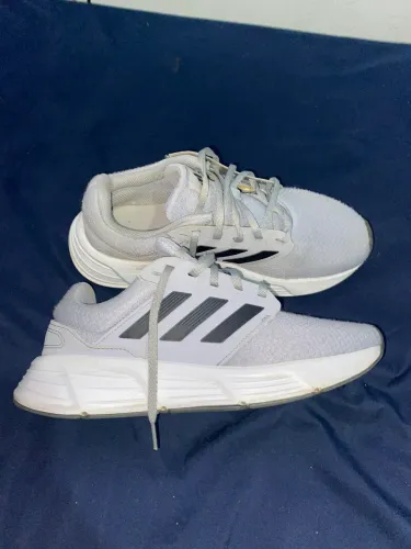 Tênis Adidas Galaxy 6 na cor cinza