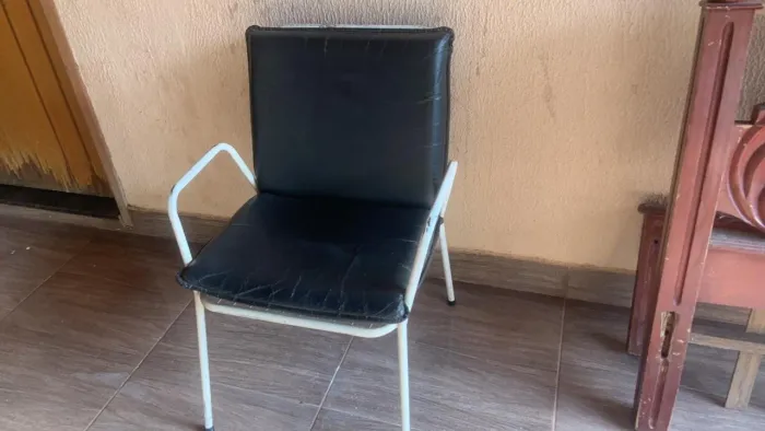 Cadeira de ferro almofadada 4 cadeira por 100,00