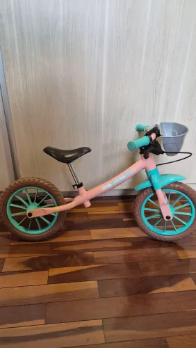 Bicicleta de equilíbrio rosa