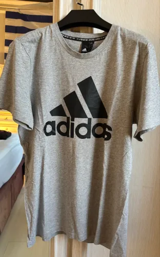 Camiseta adidas cinza
