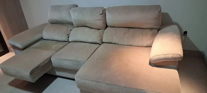 Sofá 3 lugares sendo encostos reclináveis e 2 lugares retráteis