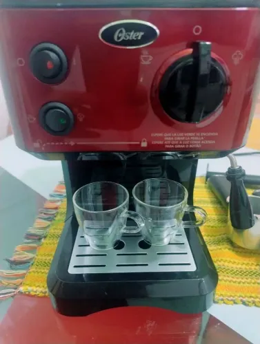 Cafeteira expresso e cápsulas Oster, lindíssima