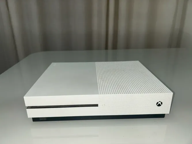 Xbox one S, 1tb, 1 controle e 5 jogos em mídia física. Console em excelente estado!!!