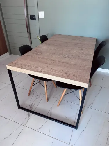 Mesa estilo industrial com 4 cadeiras 