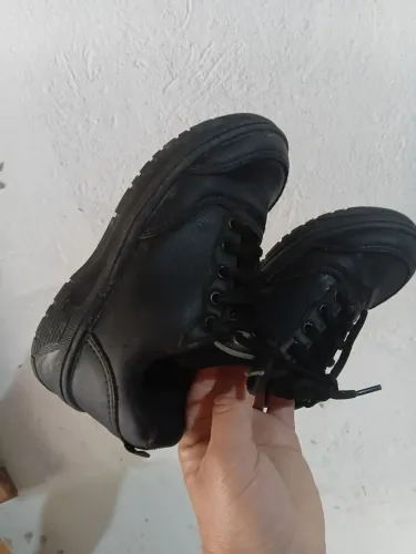 Sapato escolar infantil usado poucas vezes todo perfeito bem conservado