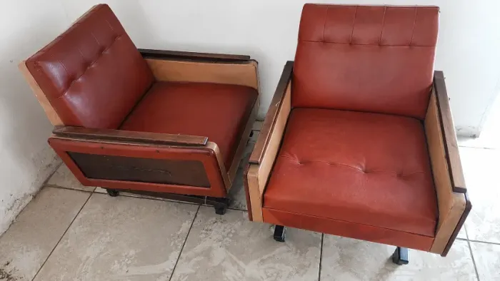 Conjunto Sofá + Par de Poltronas Vintage Anos 70 - Estrutura de Madeira