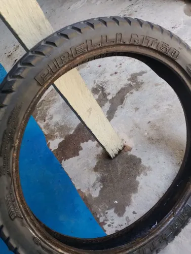 Pneu dianteiro da Bros Pirelli R$ 60 reais