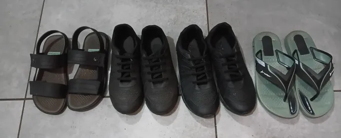 4 pares de calçados para meninos