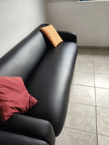 Conjunto Sofá 4 lugares e Poltronas de Couro / Conjunto elegante e atemporal