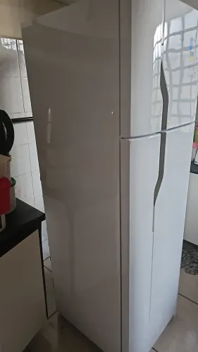 Geladeira 220V semi nova