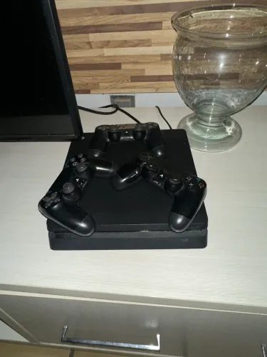 ps4 slim 500gb + 3 jogos + 3 controles
