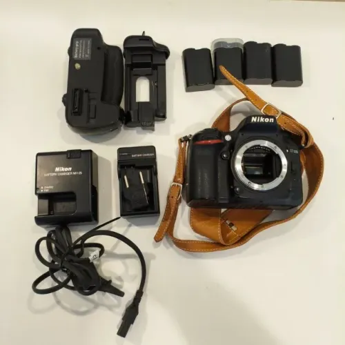 Nikon D7100 (Corpo) com handgrip e alça de couro