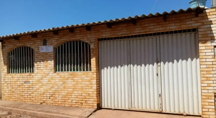 Excelente Casa com 3 Qts, 2 Banh e Garagem p/ 2 Carros - [Pedregal]