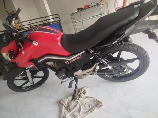 Vendo moto Titan 160 revisada 2 pneus novos colocados hj nem rodou ainda top