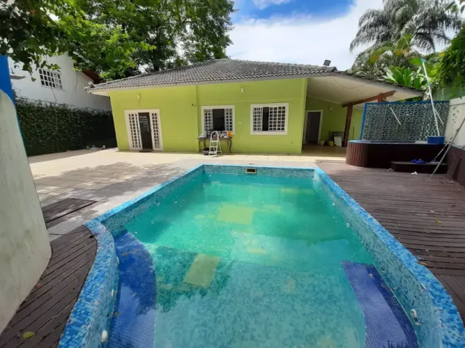 ALUGO Casa duplex 4 quartos sendo 1 suíte,terreno com piscina ,3 vagas no Cosme Velho.