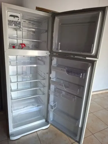 Geladeira semi nova Eletrolux 460 litros , pego celular ou vídeo game