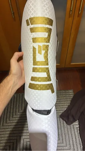 Caneleira de combate - linha carbon branca tamanho G