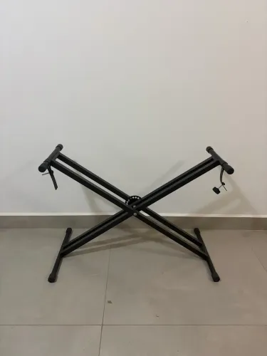 Suporte em X para teclado/ piano