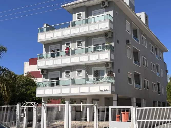 Prédio com 10 apartamentos próximo do mar