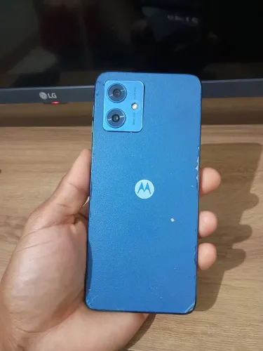 VENDO MOTO G54, COM MARCAS DE USO MAIS FORA ISSO TA EM PERFEITO ESTADO