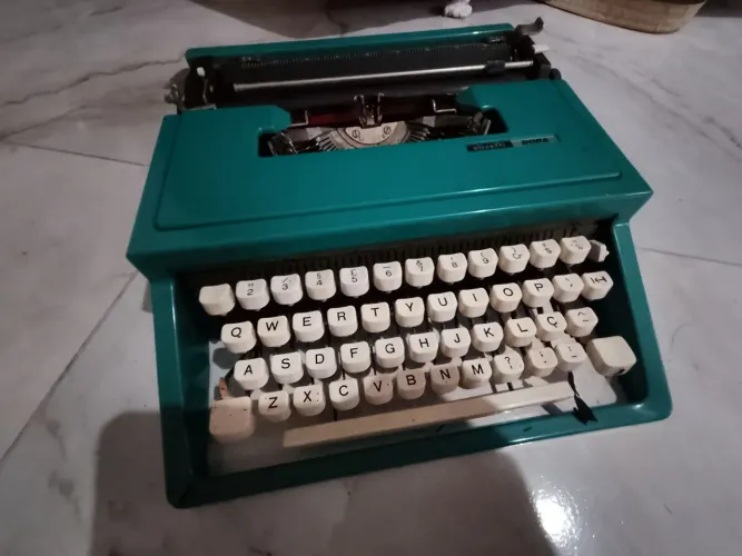 Antiguidade Máquina de Escrever portátil em Perfeito Estado