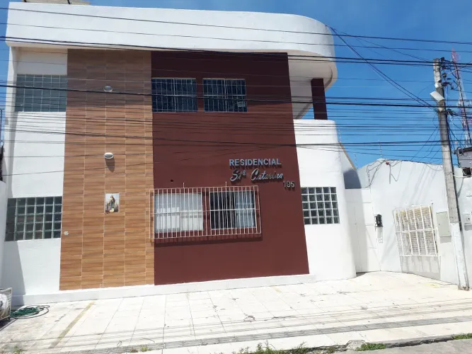 Apto 2/4, sala, cozinha, área de serviço, não tem garagem localizada na travessa Dona poço