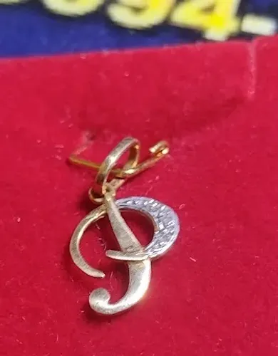 Pingente Letra P Letras Brilhantes Ouro 18 Kilates Amarelo e Branco Peso 0.50 Gramas 13 mm