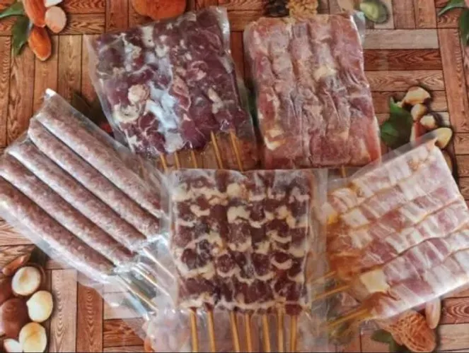 Espetinhos temperados e montados, prontos para assar.