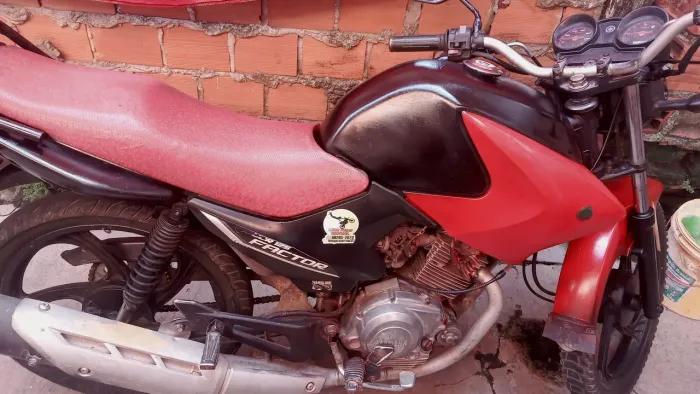 Vende-se uma moto factor modelo 2011 tudo funcionando atrasada bairro ou interior