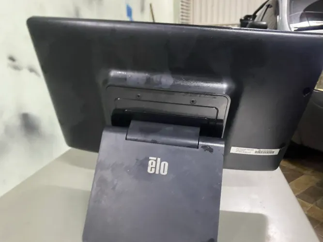 Monitor com tolete na tela