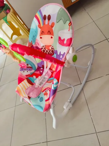 Cadeirinha infantil que toca e vibra 