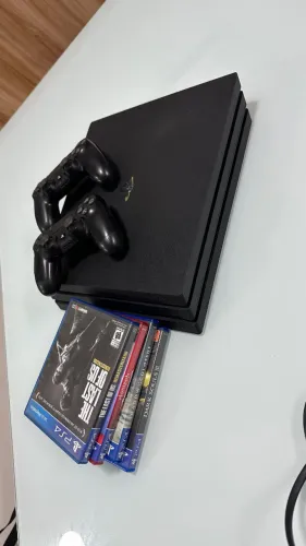 PS4 Pro 2tb SSD com 2 controle e 4 jogos
