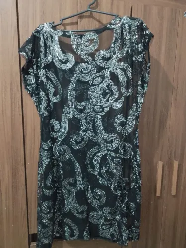 Vestido preto curto adornado com lantejoulas