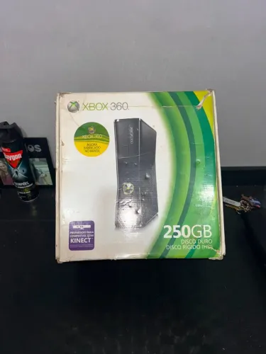 XBOX 360 C/ CAIXA E MANUAIS ORIGINAIS - DESBLOQUEADO e 2 CONTROLES