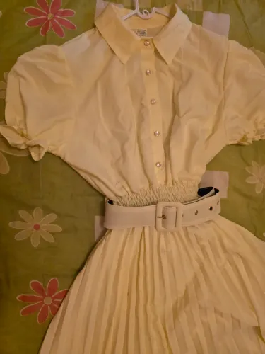 Vestido amarelo com cinto