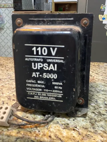 autotransformador da marca UPSAI, modelo AT-5000.