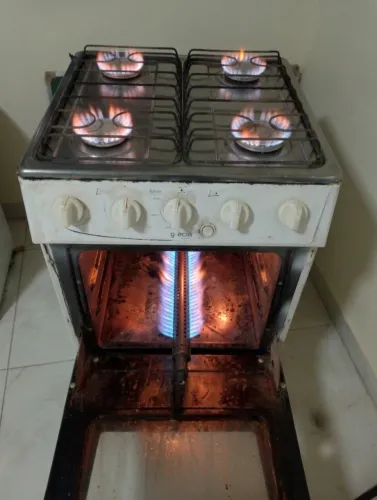 Fogão 4 bocas funcionando perfeitamente está sem o vidro apenas