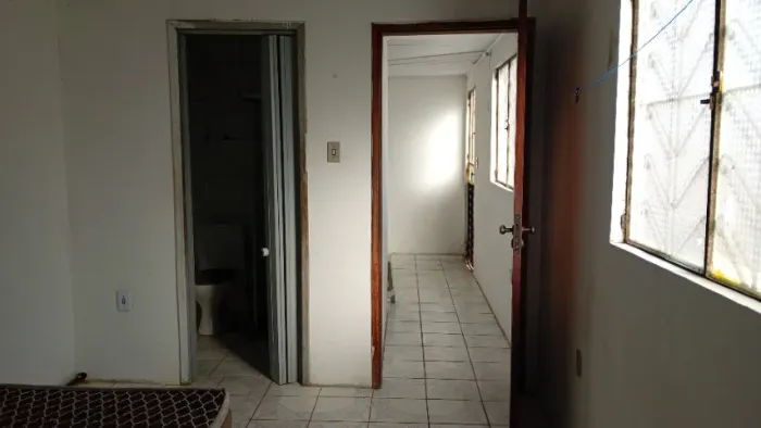 Aluga-se casa . Jacintinho,1 andar.(Txs,água x luz,.