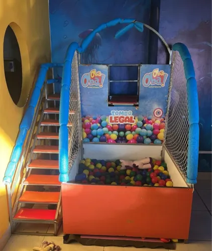 brinquedo infantil Tombo Legal com piscina de bolinhas.