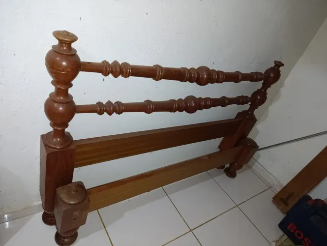 Cama de madeira maciça