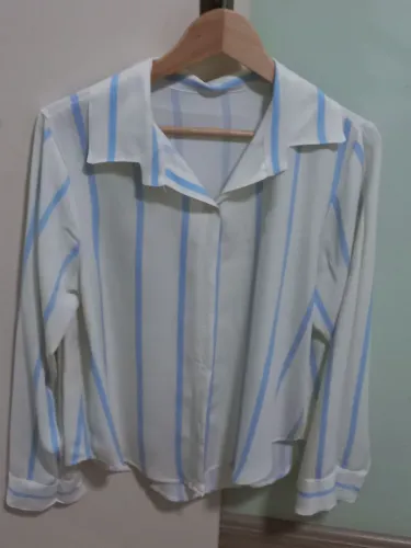 Camisa feminina listrada - Tam. M - 90% Poliéster e 10% Elastano - NOVA